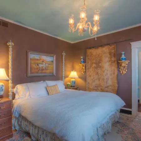Inn At Court Square-3