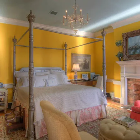 Inn At Court Square-2